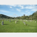 Corfe Castle mit Friedhof davor 