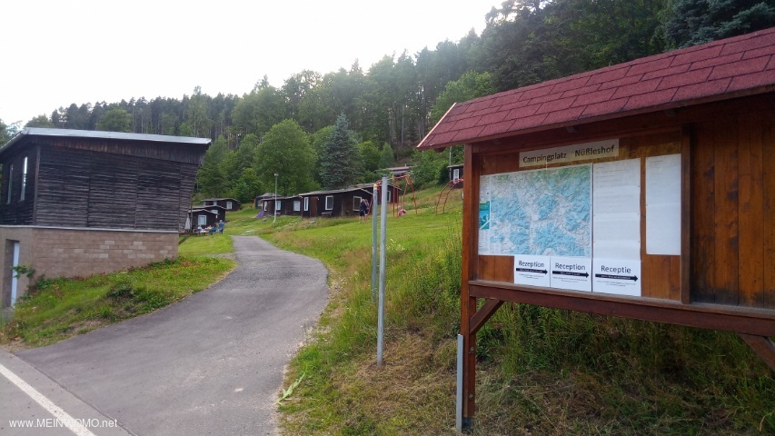 Shows the entrance to the campsite, reception and restaurant on the right 150m further. 