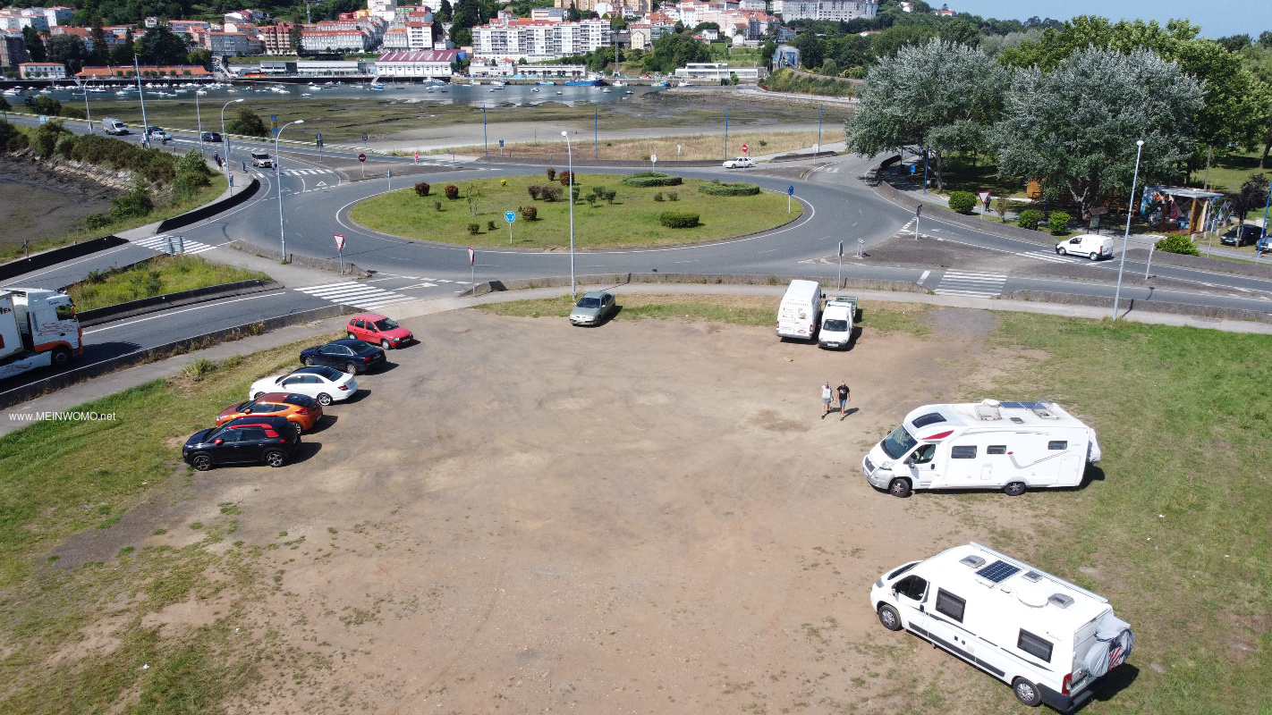    Roundabout with parking lot, also for overnight stays 06-22    