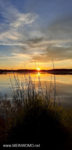 Bel posto in riva al lago con la migliore vista per i tramonti