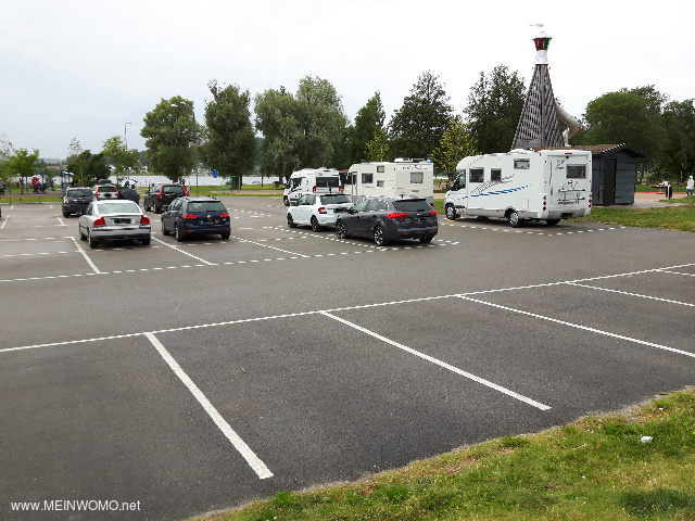  toont de parkeerplaatsen aan de rechterkant van de parkeerplaats