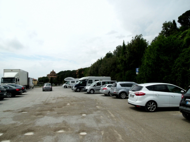 Offizieller Stellplatz auf Parkplatz in Cortona/AR, Italien.