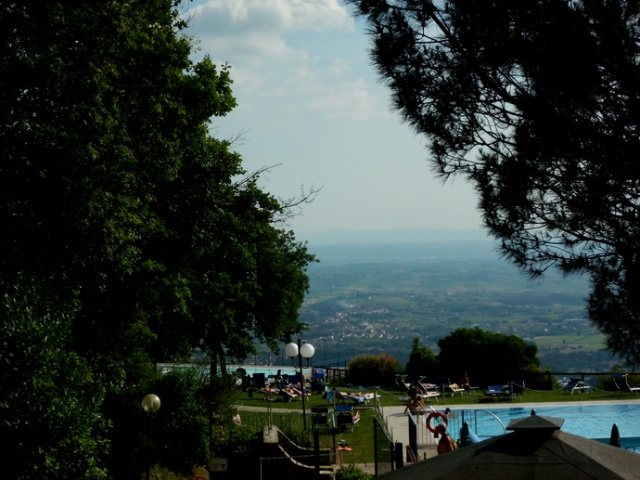 Camping Barco Reale, Lamporecchio-San Baronto, Blick nach Sden ber die Swimmingpools