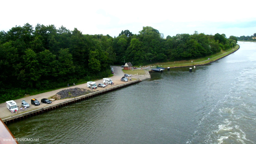 Parkplatz Neuwittenbek/Fhre Landwehr vom durchfahrenden Schiff aus gesehen.