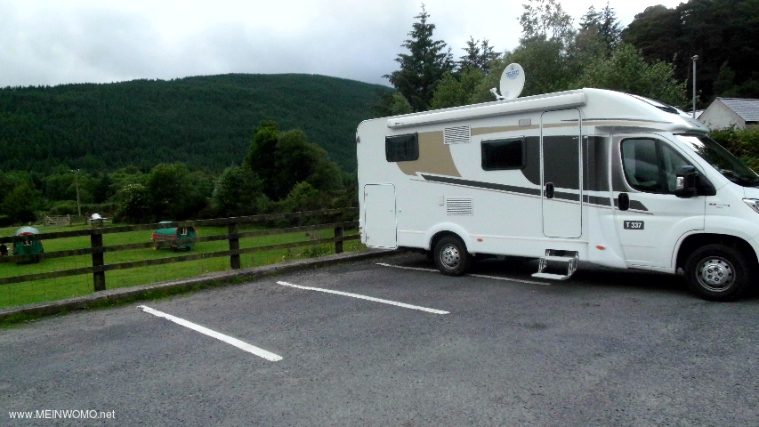 Parkplatz an der Glenmalure Lodge, im Hintergrund 'Wohnmobile' mit 1 PS
