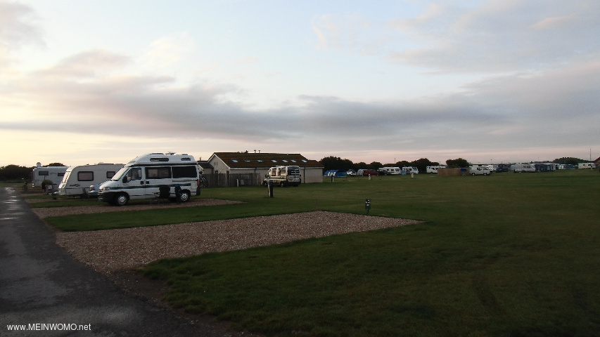  Normans Bay Camping en Caravanning Club Site in het avondlicht.