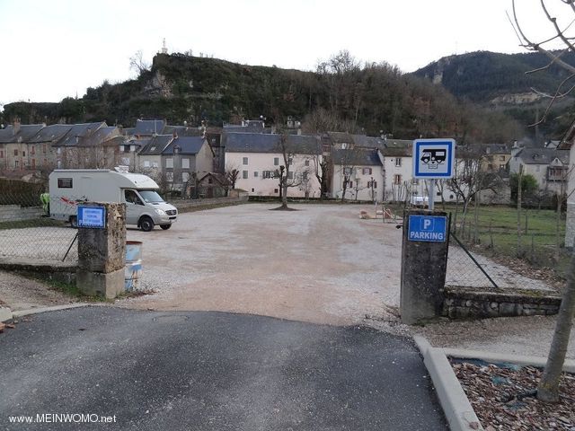  Ingngen till parkeringsplatsen i La Canourgnue