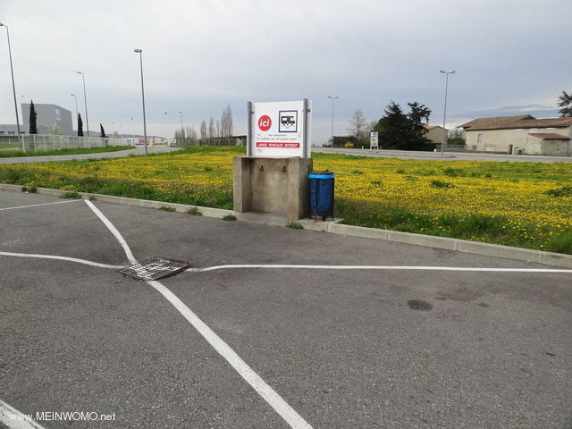  V / e bij het benzinestation van de Inter Marche in St. Etoile sur Rhone