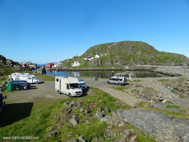  Uitzicht op parkeerplaats, baai en plaats Nyksund vanaf de heuvel