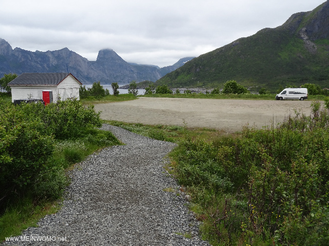 Der groe Parkplatz oberhalb von Mefjord