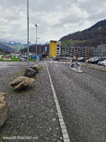 Ein und Ausfahrt mit Schranken. Stellplatz in Glarus 