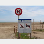 Verbotsschilder an der Zufahrt auf die Lagune im Ebrodelta