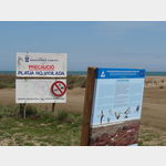 Verbots- und Hinweisschuilder im Naturschutzgebiet auf der Lagune im Ebrodelta