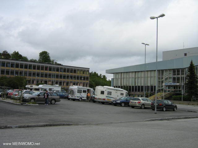 Parkplatz gg Idrettens Hus und Skole