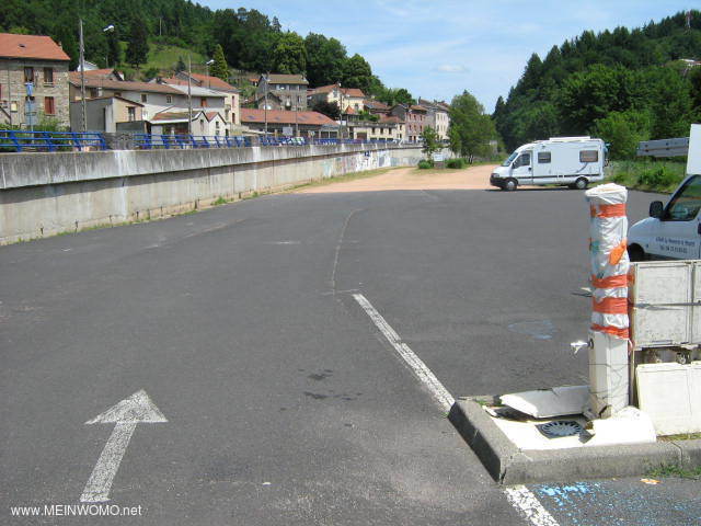 Stellplatz mit vorgelagertem Parkplatz und Wasserhahn