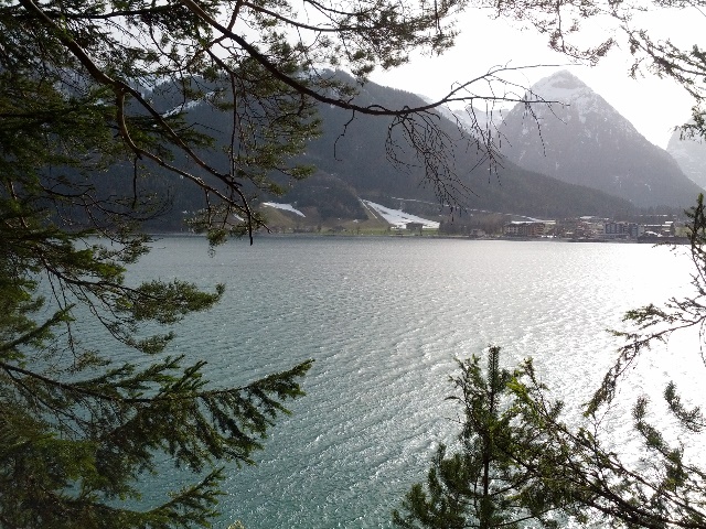 Blick vom Platz ber den See im Hintergrund der Ort Pertisau