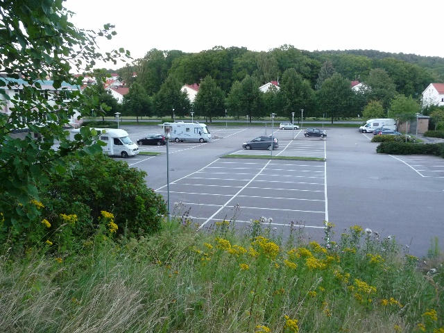  Mening van het parkeren, op de achtergrond de straat Sankt Sigfridsgatan
