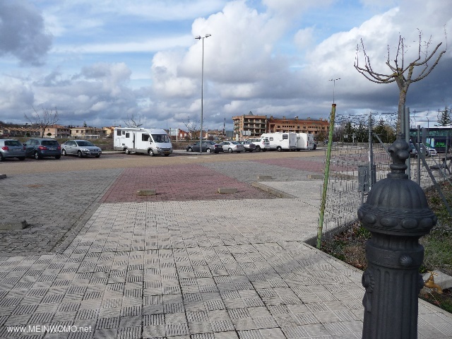 Blick zum Parkplatz. In der Gueisen- Sule rechts am Bildrand ist eine Wasserzapfstelle.