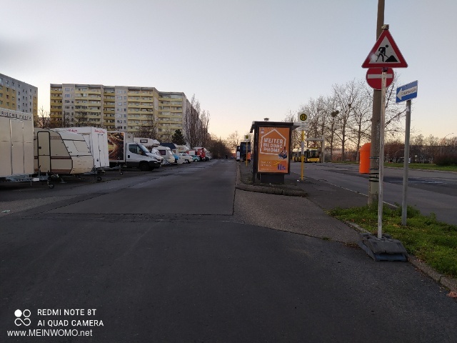 Dieser Parkplatz wird aktuell (Dezember 2020) von diversen greren Fahrzeugen genutzt, obwohl die S ...
