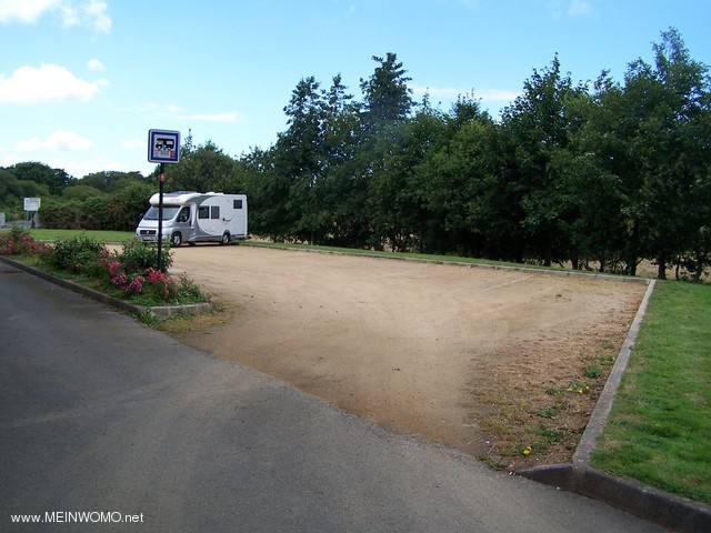  Parcheggio in periferia, adiacente ai campi