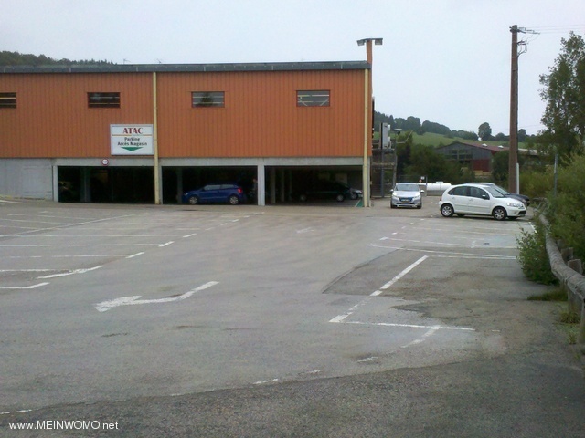 Parkeerplaats op de parkeerplaats van de supermarkt