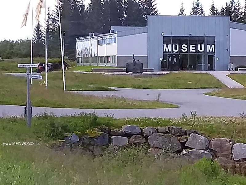    Few parking spaces in front of the museum    