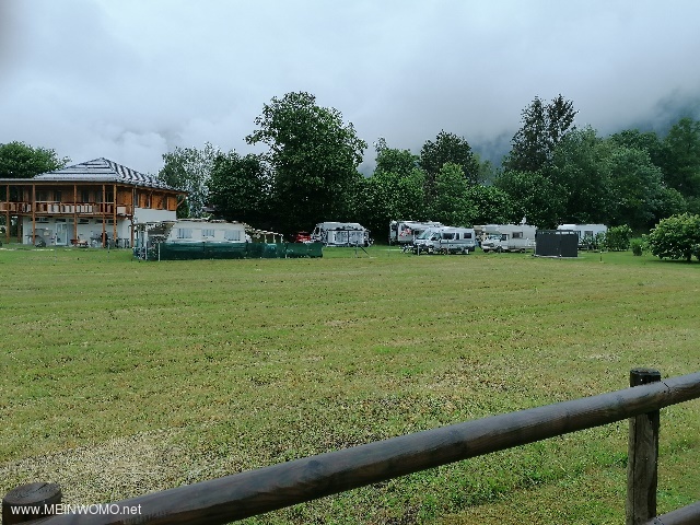 Camping med sanitetsbyggnad