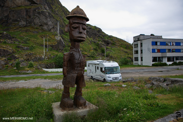  Wooden sculpture on the hill in front of the Womoplatz
