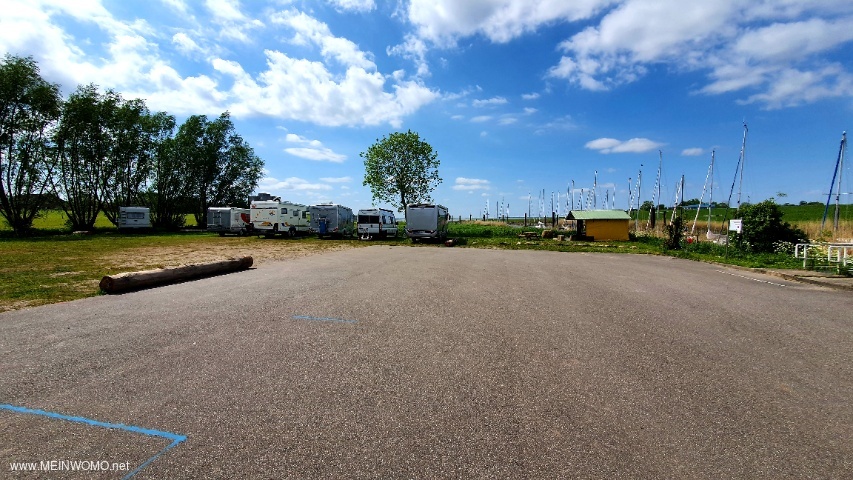 Der Stellplatz mit Blick auf die Elbe 