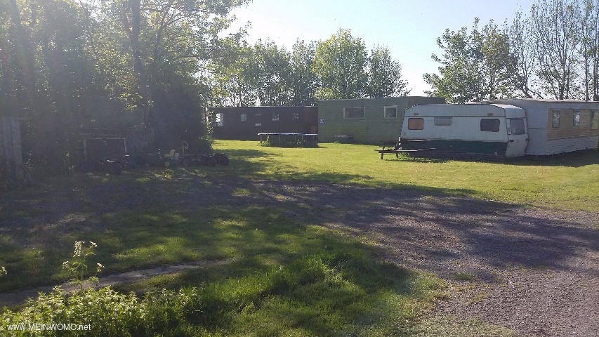  Mobile homes in the area in front of the pitch