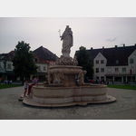 Brunnen auf dem Kapellenplatz, Kapellplatz 18, 84503 Alttting, Deutschland