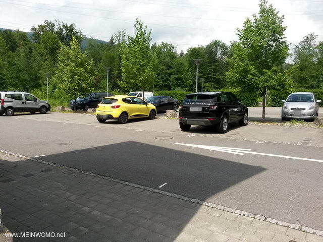 Parkplatz...  wie immer in der Schweiz: bernachten darf einfach nicht auffallen.