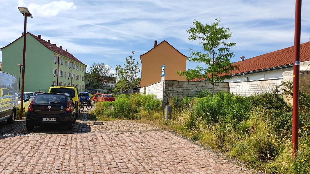    Parkeerplaats was bijna vol, maar er werd ruimte vrijgehouden     