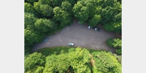 Waldparkplatz (an Wochenenden mit schnen Wetter viel Verkehr) 