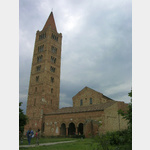 Kirchenfassade und Turm im Ganzen