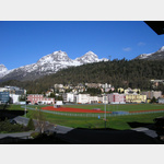 St. Moritz Bad, Sportplatz mit Blick auf den Piz Julier
