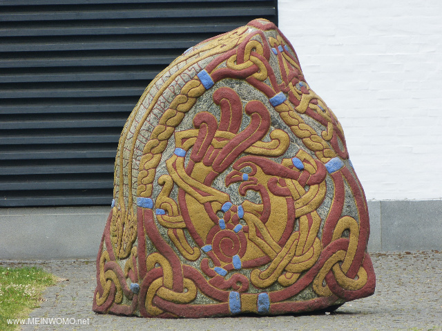 bunter Runenstein vor dem Museum