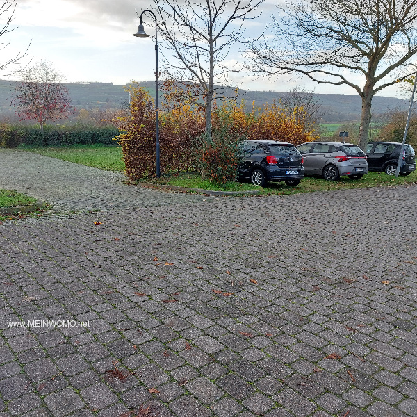 Zufahrt (Rampe) vom PKW-Parkplatz aus. @Fr lange Fahrzeuge mit berhang knnte es ein Problem geben ...