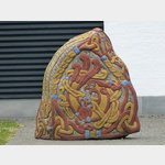 bunter Runenstein vor dem Museum