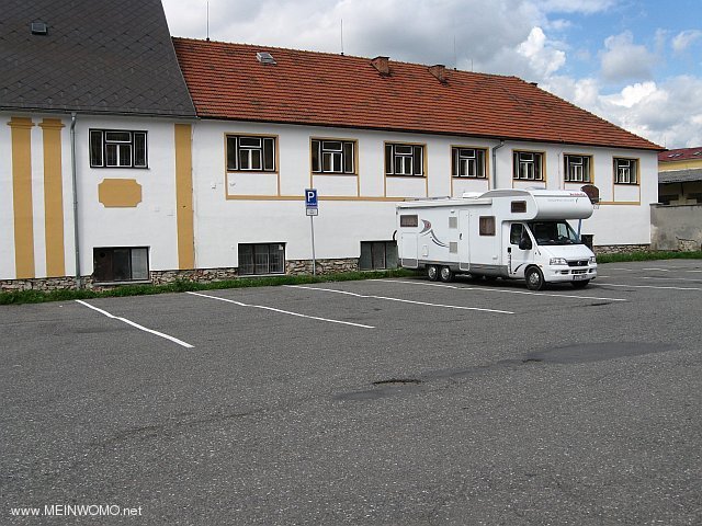 Bus-/Womo-Parkplatz vor der Burg ternberk