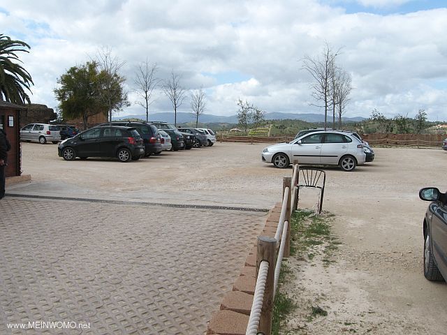Burg-Parkplatz, nur fr PKW oder kleine Wohnmobile geeignet (April 2012)