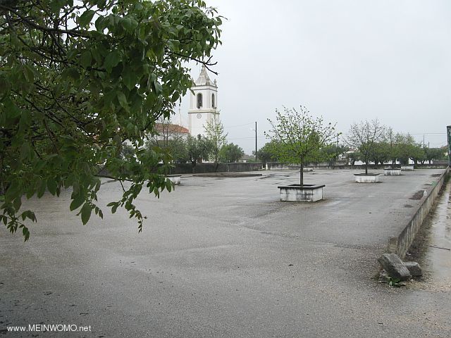 Parkplatz am Friedhof in der Nhe des rmischen Conimbriga (April 2012)