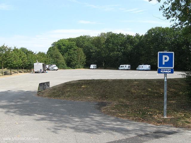 Parkplatz, auch an der 2. Einfahrt als Busparkplatz beschildert (Sept. 2012)