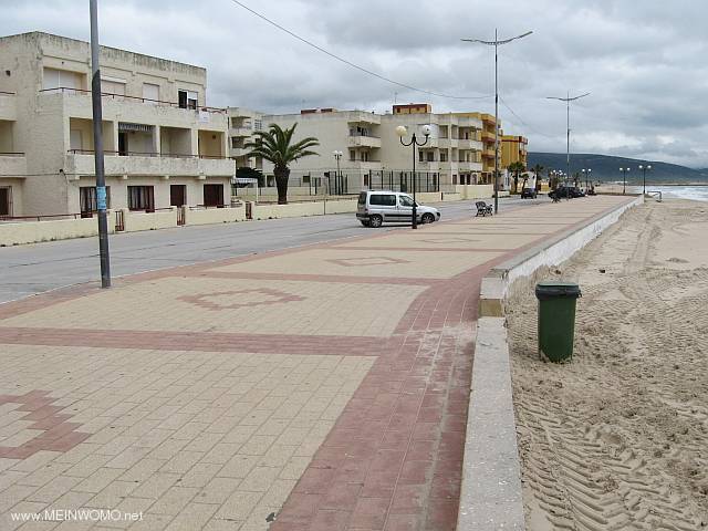  Simple car parking at the end of the Paseo Maritimo (Jan., 2013)