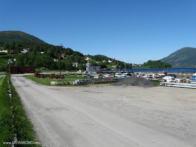 Stellplatz neben dem Bootshaus, leider mit allem Mglichen belegt (Juni 2013)