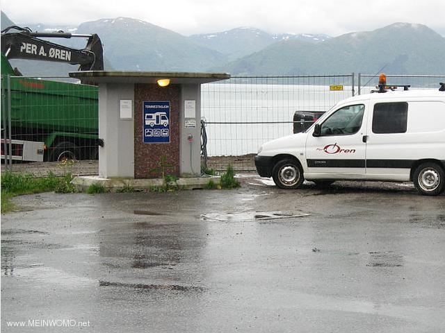  V + E accanto alla stazione di servizio Statoil (giugno 2013)