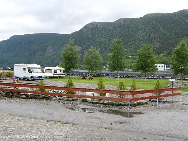  Parkeerplaats achter het hotel (juni 2013)