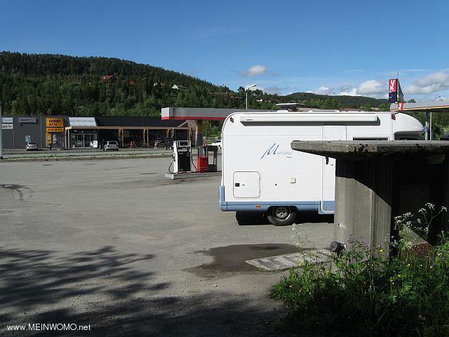 Gegenber der Tankstelle liegt ein Supermarkt (Juni 2013)