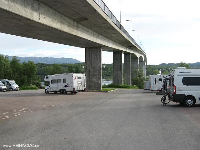  Onder de Saltstraum Bridge (juni 2013)
