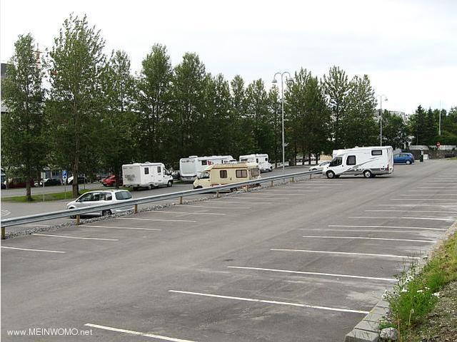 Abends und nachts steht fast der ganze Parkplatz zur Verfgung (Juni 2013)